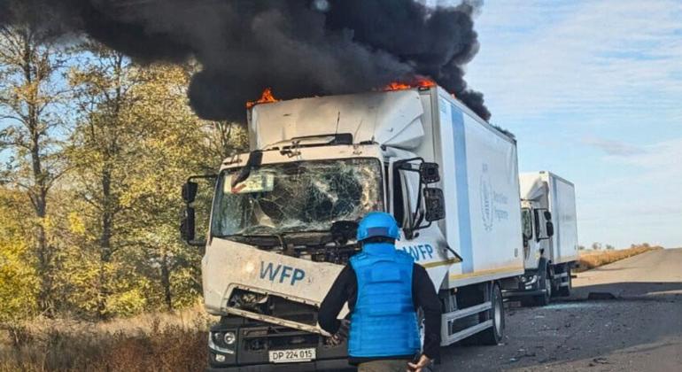 Межведомственная гуманитарная автоколонна из четырех грузовиков с четко обозначенной символикой ООН, доставлявшая помощь в город Белозерка Херсонской области, подверглась атаке.