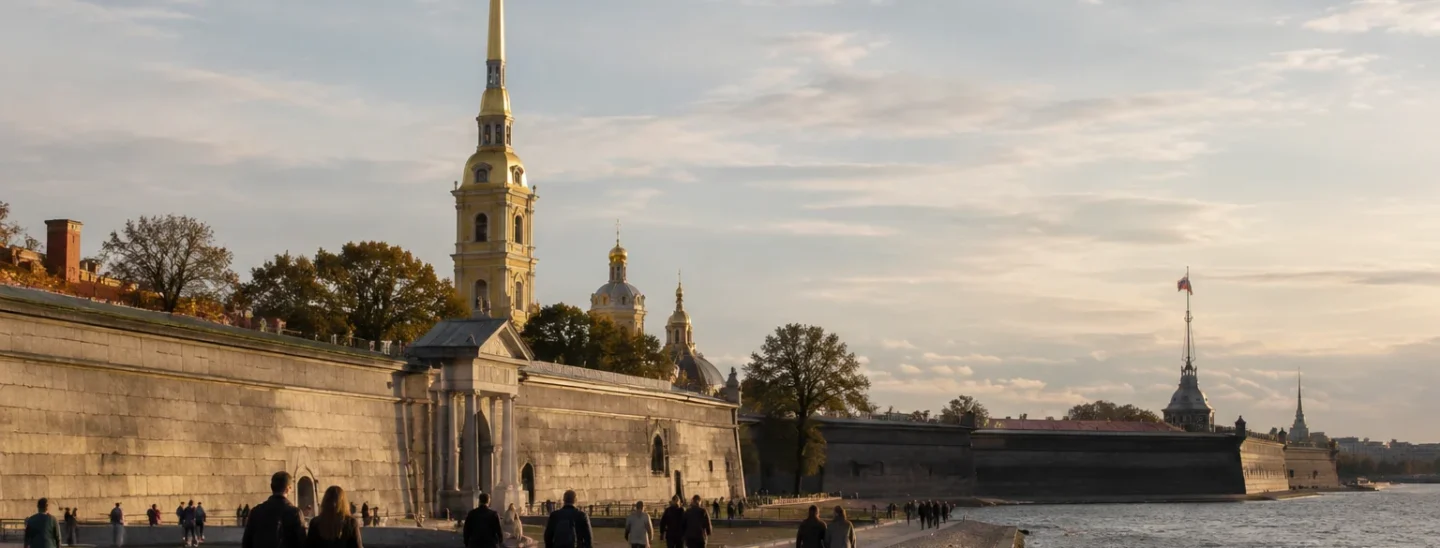 Петропавловская крепость и прогулочная зона у Невы