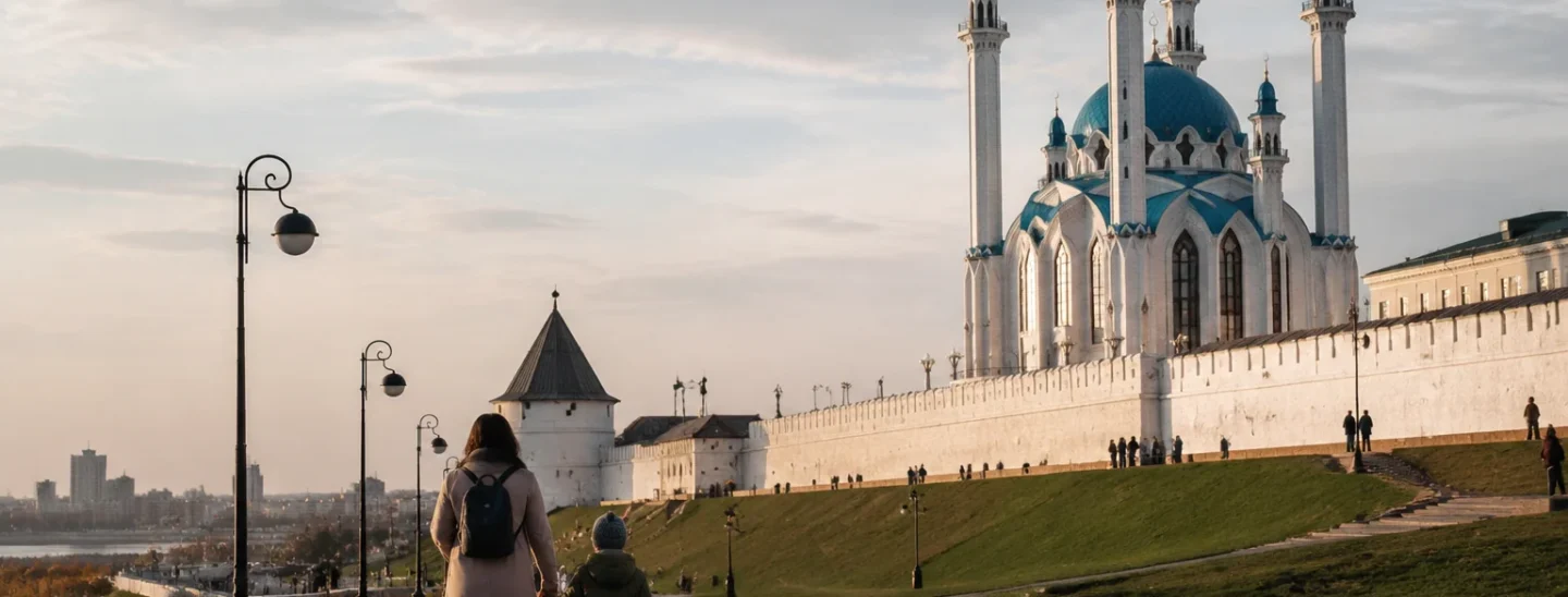 Казанский Кремль и мечеть Кул-Шариф во время семейной прогулки