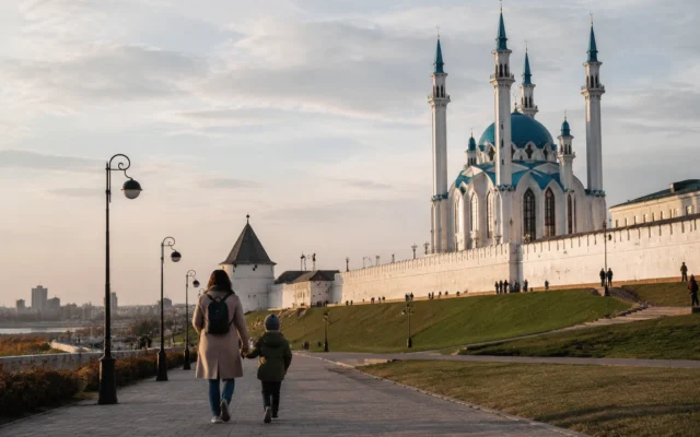 Казанский Кремль и мечеть Кул-Шариф во время семейной прогулки