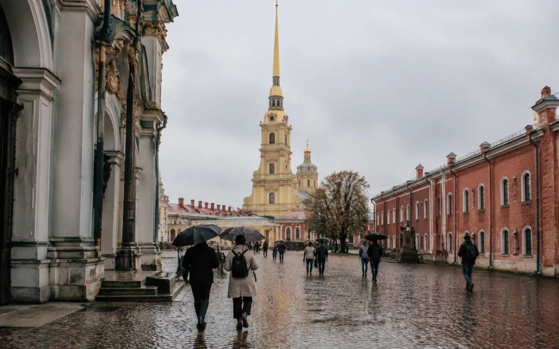 территория Петропавловской крепости после дождя