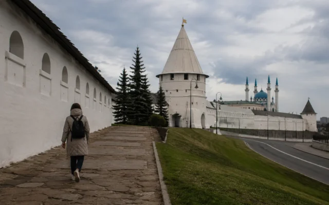 Казанский Кремль и прогулочная зона рядом с историческими стенами