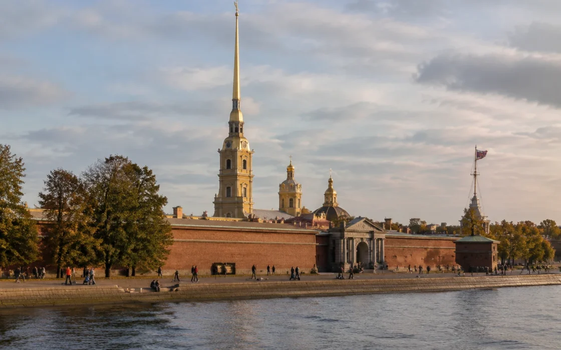 Петропавловская крепость и прогулочная зона у Невы