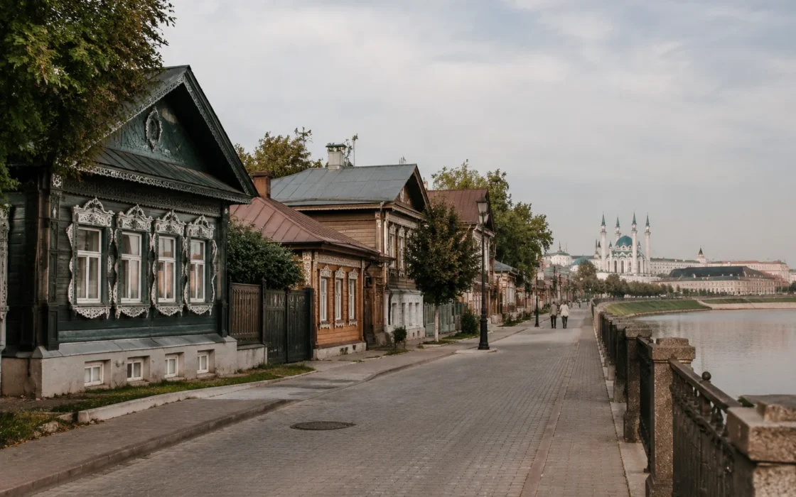 Историческая застройка Старо-Татарской слободы рядом с маршрутом