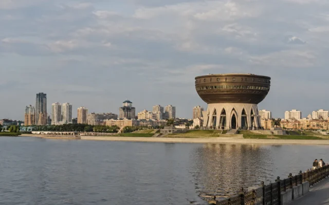 Центр семьи «Казан» на берегу Казанки и панорама города