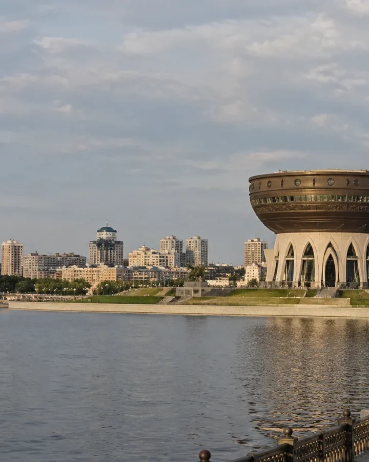 Центр семьи «Казан» на берегу Казанки и панорама города