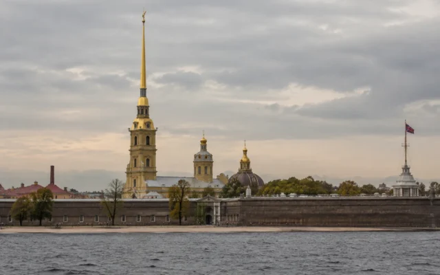 вид на Петропавловскую крепость и Неву