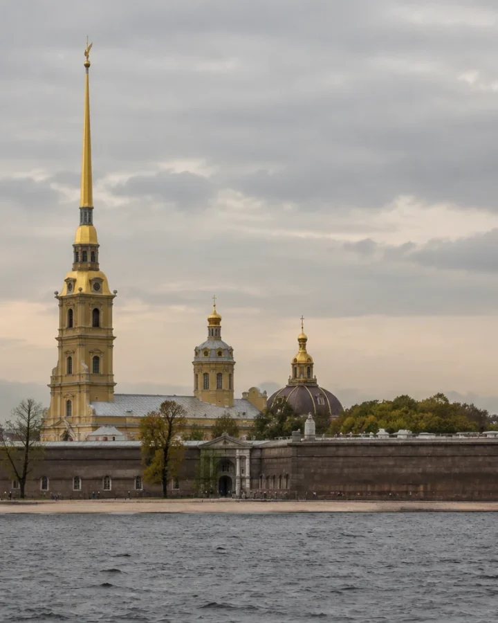 вид на Петропавловскую крепость и Неву