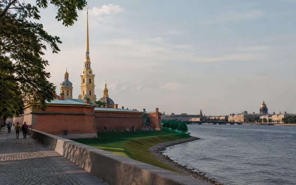 прогулка по крепостным стенам с видом на Петербург