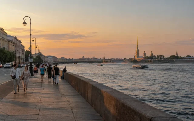 Летняя прогулка по набережной Санкт-Петербурга