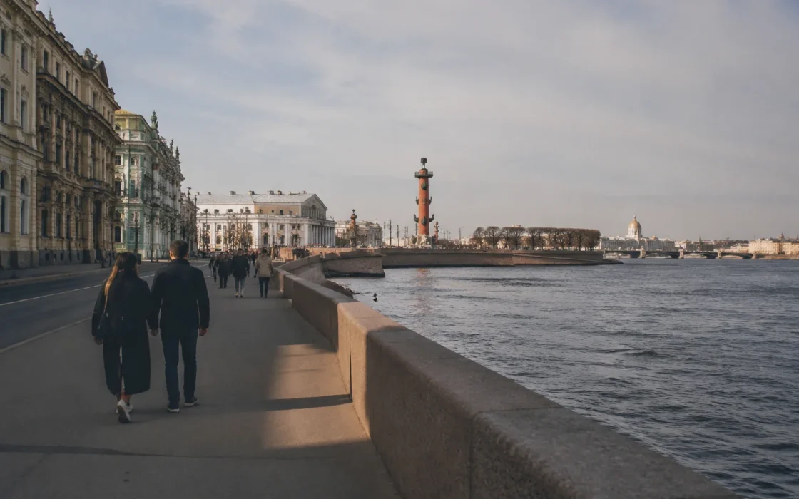 Стрелка Васильевского острова у воды
