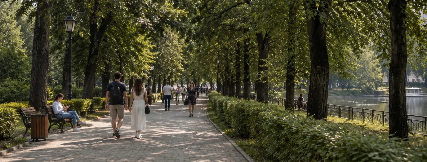 летняя аллея городского парка с прогулочной дорожкой