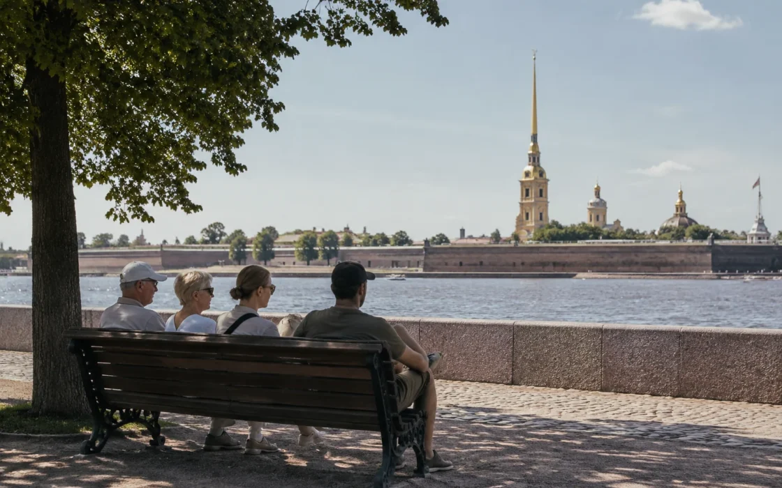Семья отдыхает рядом с Петропавловской крепостью