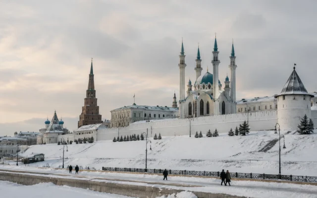 Зимний вид на Казанский Кремль и мечеть Кул-Шариф