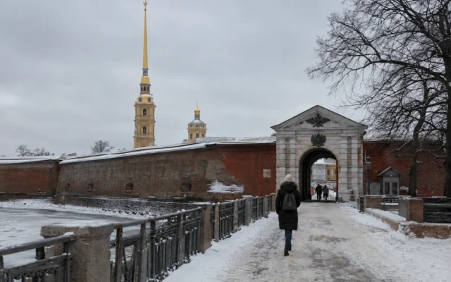 Петропавловская крепость зимой: пешеходный подход к входу