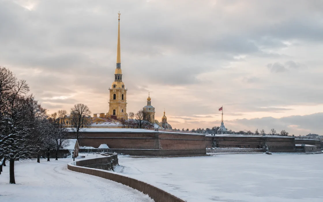 Петропавловская крепость зимой после снегопада
